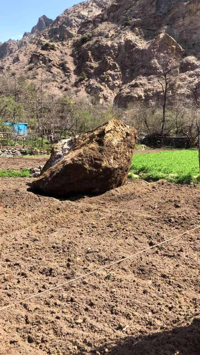Yamaçtan kopan dev kayalar evin bahçesine düştü