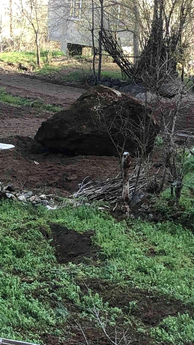 Yamaçtan kopan dev kayalar evin bahçesine düştü