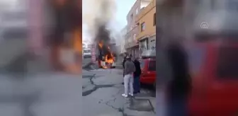 Ataşehir'de park halindeyken yanan kamyon kullanılamaz hale geldi