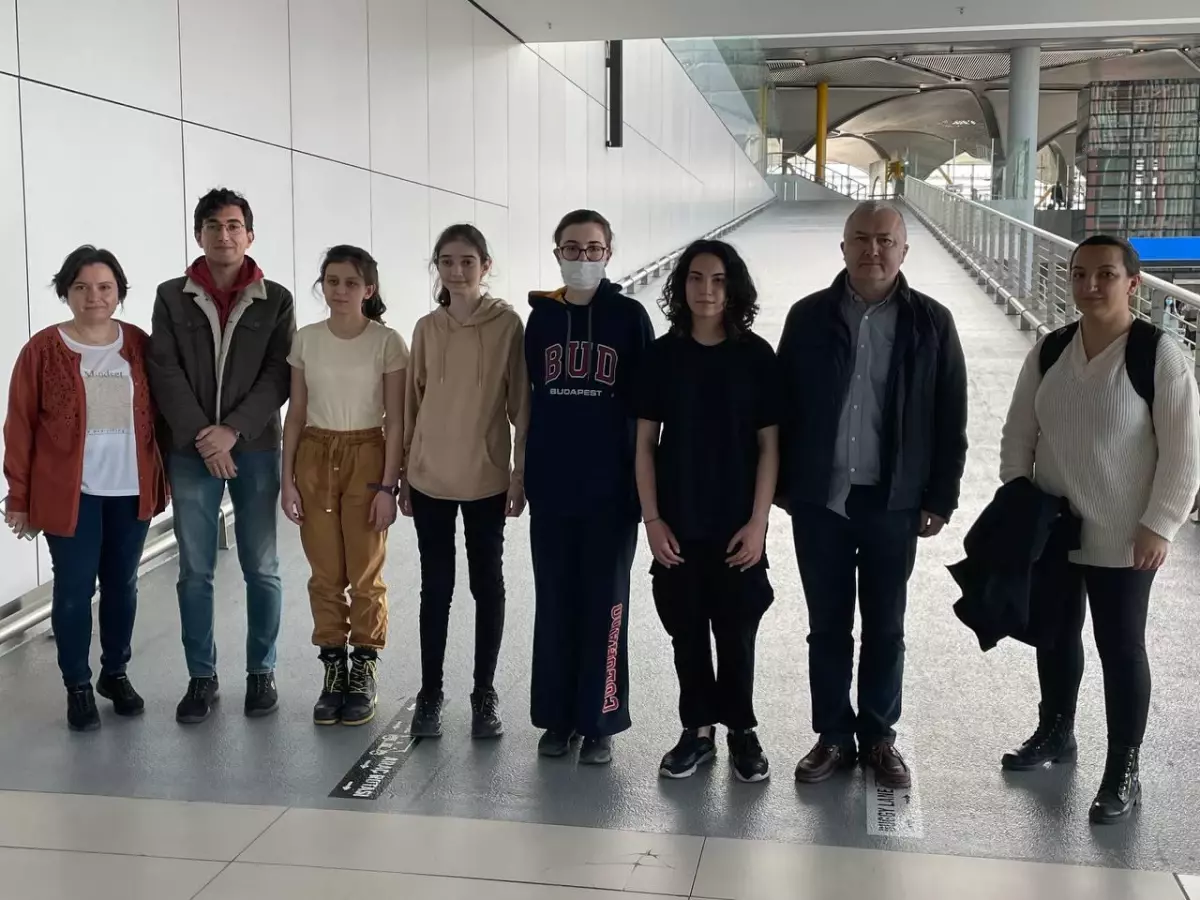 AVRUPA\'DA TARİH YAZAN MATEMATİKÇİ KIZ ÖĞRENCİLER YURDA DÖNDÜ