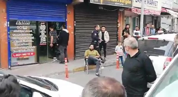 Dükkanın önüne sandalye koyup Erkek olan gelsin demişti! Mahalleliyi tehdit eden Suriyeli gözaltına alındı