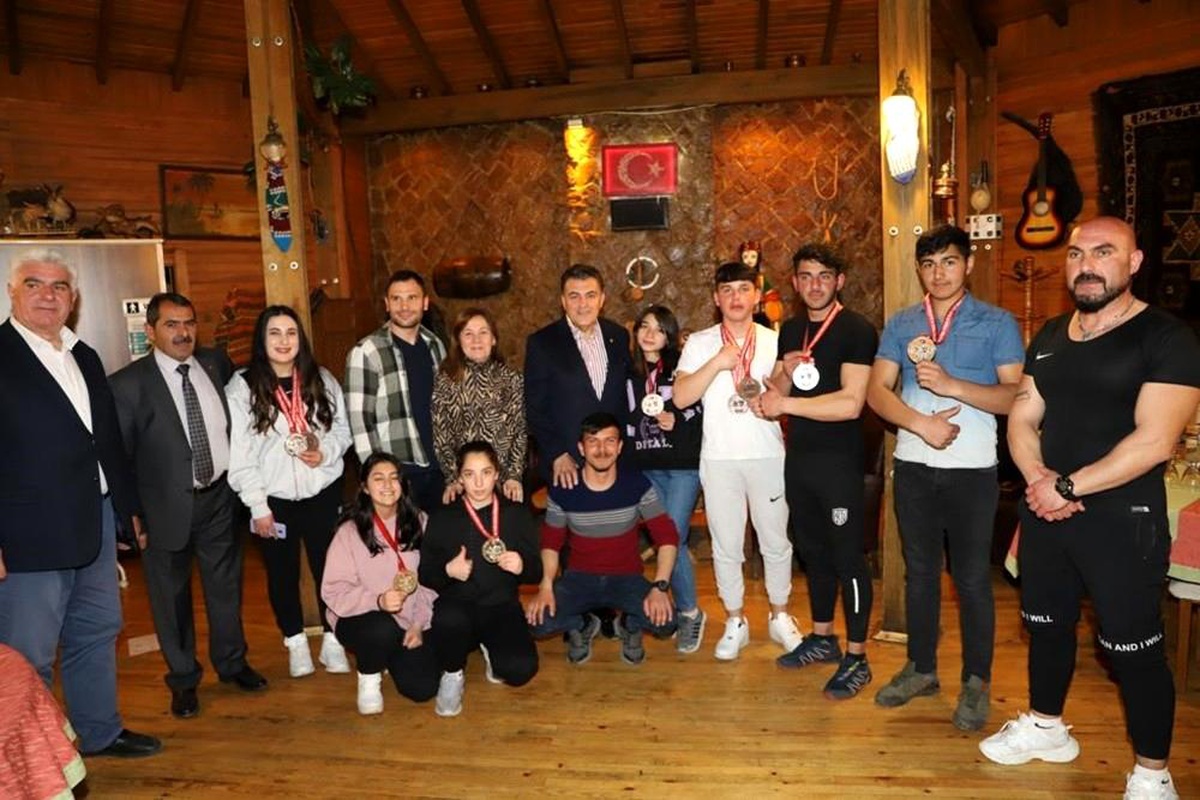 Başkan Demir, Ardahanlı sporcularla iftar yemeğinde bir araya geldi