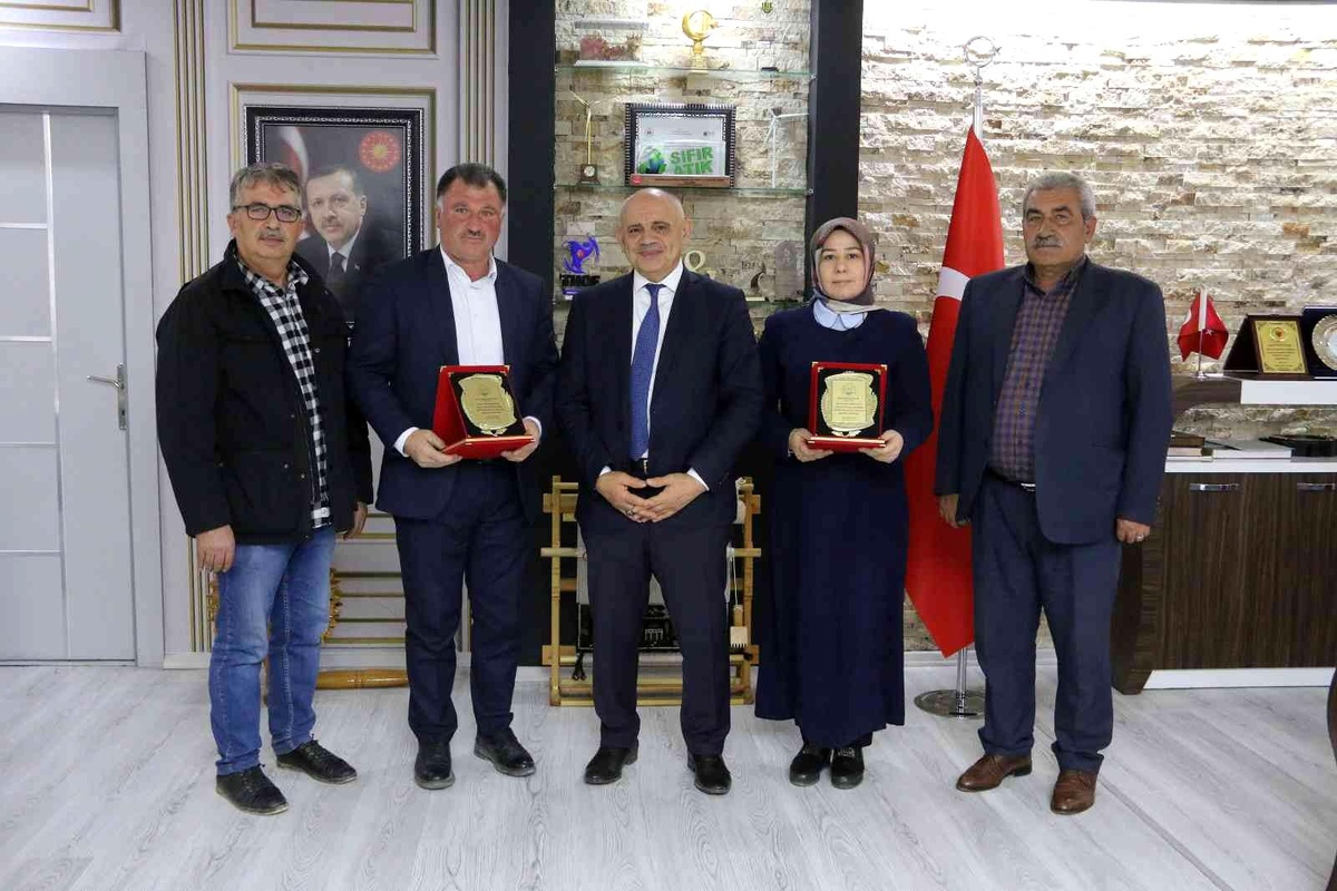 Yahyalı Belediyesinde görevi dolan encümen üyelerine plaket verildi