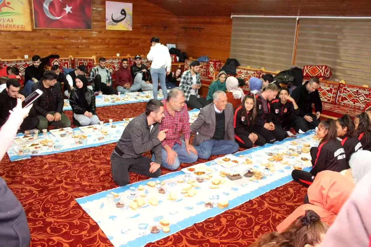 Başkandan öğrenciler ve güreşçilere iftar yemeği