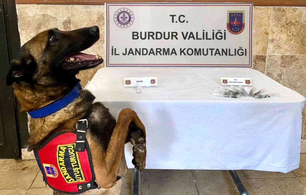 Burdur\'dai 7 gram eroin 64 mililitre sıvı metamfetamin ele geçirdi