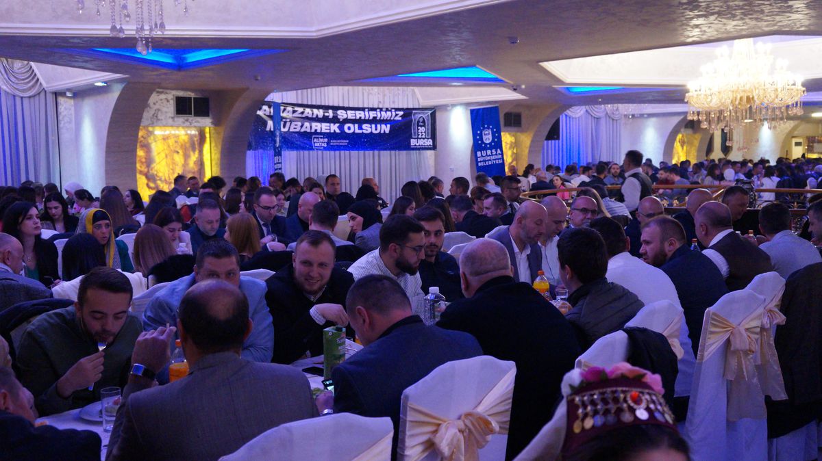 Bursa Büyükşehir Belediyesi, Sırbistan\'ın Novi Pazar şehrinde bin kişilik iftar düzenledi