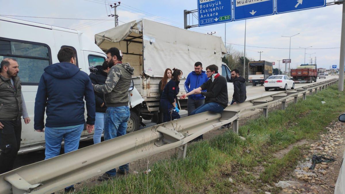 Son dakika haber: Bursa\'da minibüsün kamyonete çarptığı kazada 4 kişi yaralandı