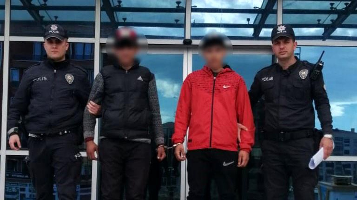 El arabasıyla egzoz çalan hırsızlar tutuklandı