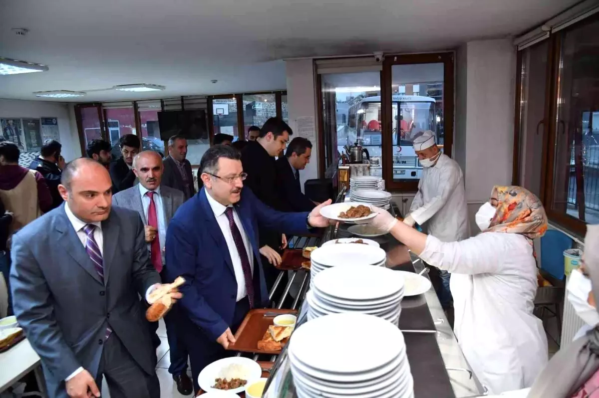 Genç iftarını öğrencilerle birlikte açtı