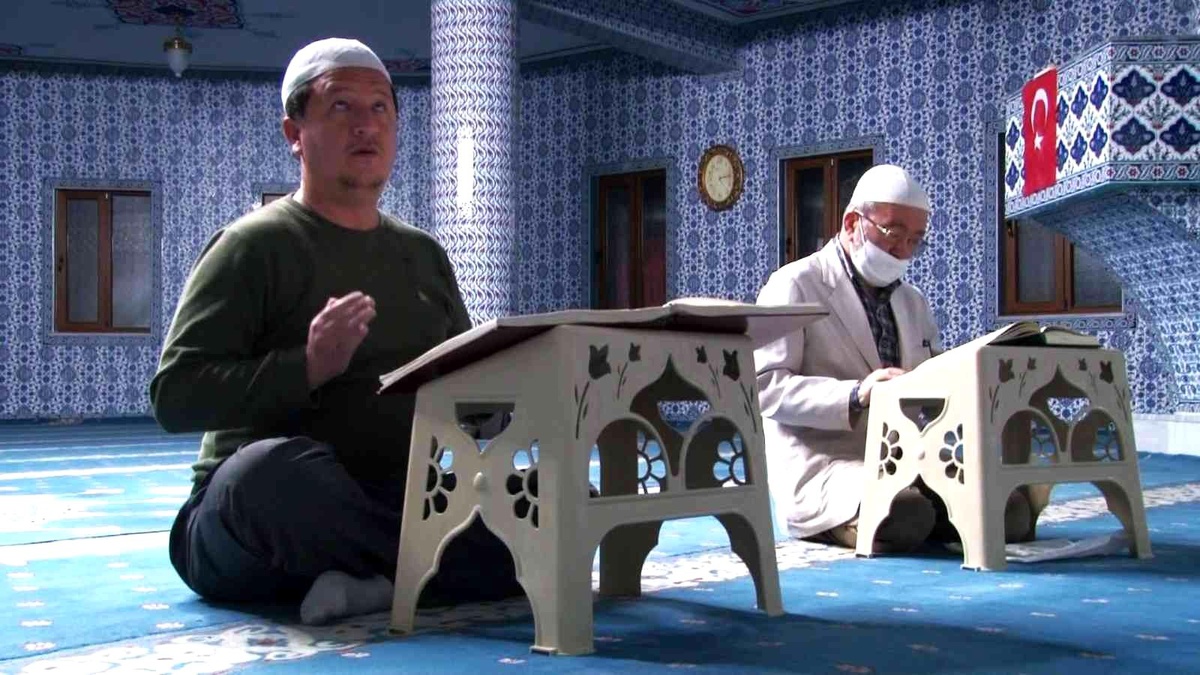 Göremediği Kur\'an-ı parmak uçlarıyla okuyup hatim ediyor