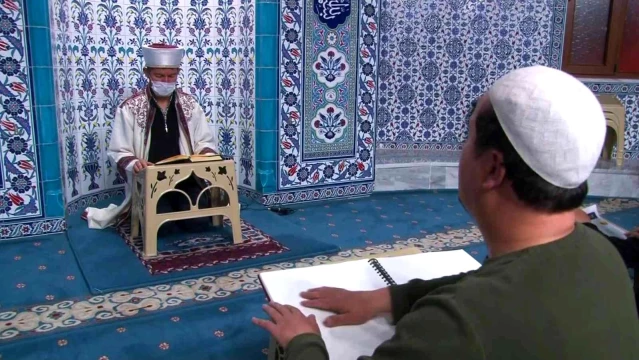 Göremediği Kur'an-ı parmak uçlarıyla okuyup hatim ediyor