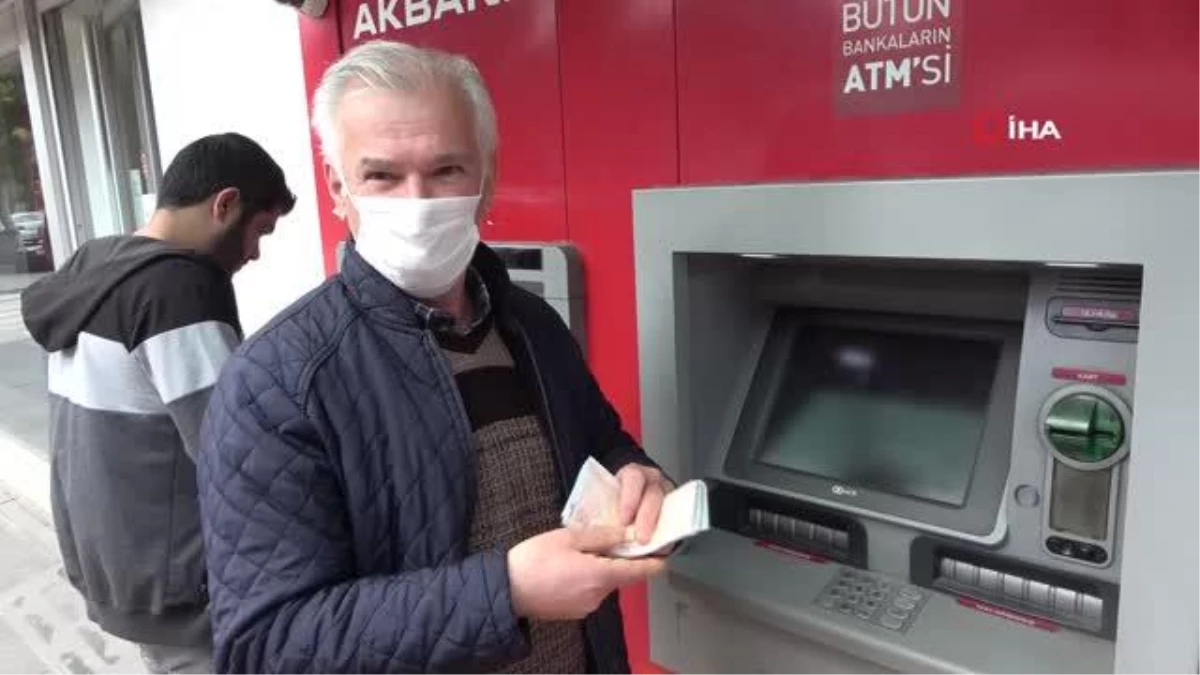 İnsanlık ölmemiş dedirten hareket...ATM\'de para çekmek isterken bulduğu 3 bin 400 TL\'yi karakolda sahibine teslim etti