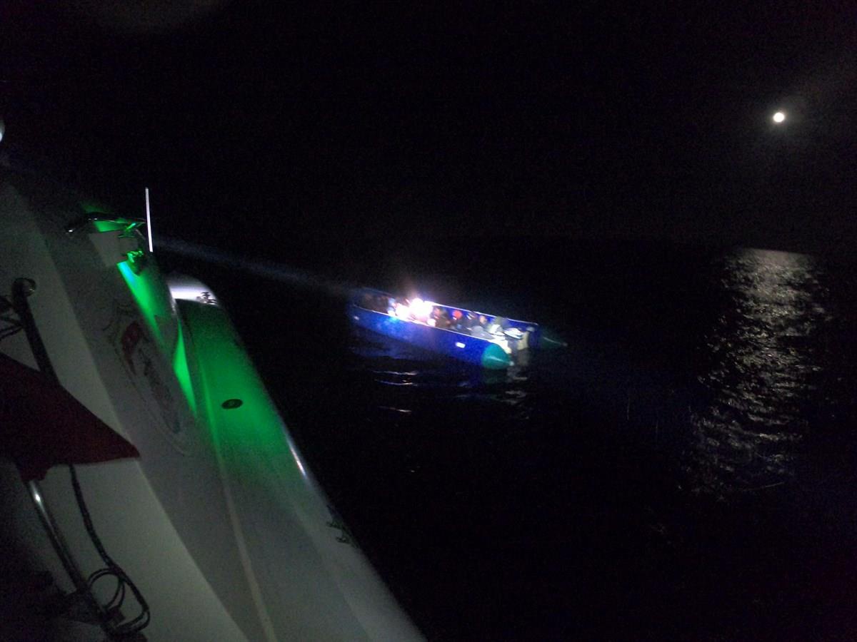 İzmir açıklarında 27 düzensiz göçmen yakalandı