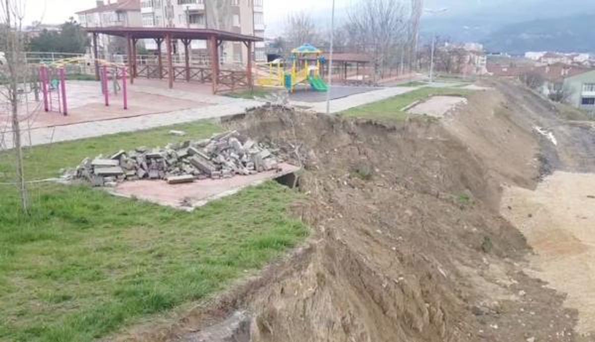 KARABÜK\'TE ÇOCUK PARKINDA HEYELAN - YENİDEN
