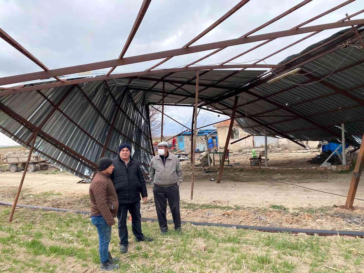 Karaman\'da şiddetli fırtına çardağın çatısını uçurdu