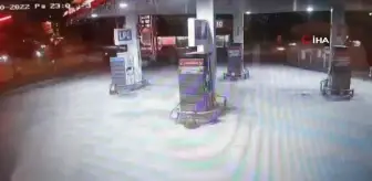 Kontrolden çıkan araç benzinliğe daldı, iki kişi yaralandı: O anlar kamerada