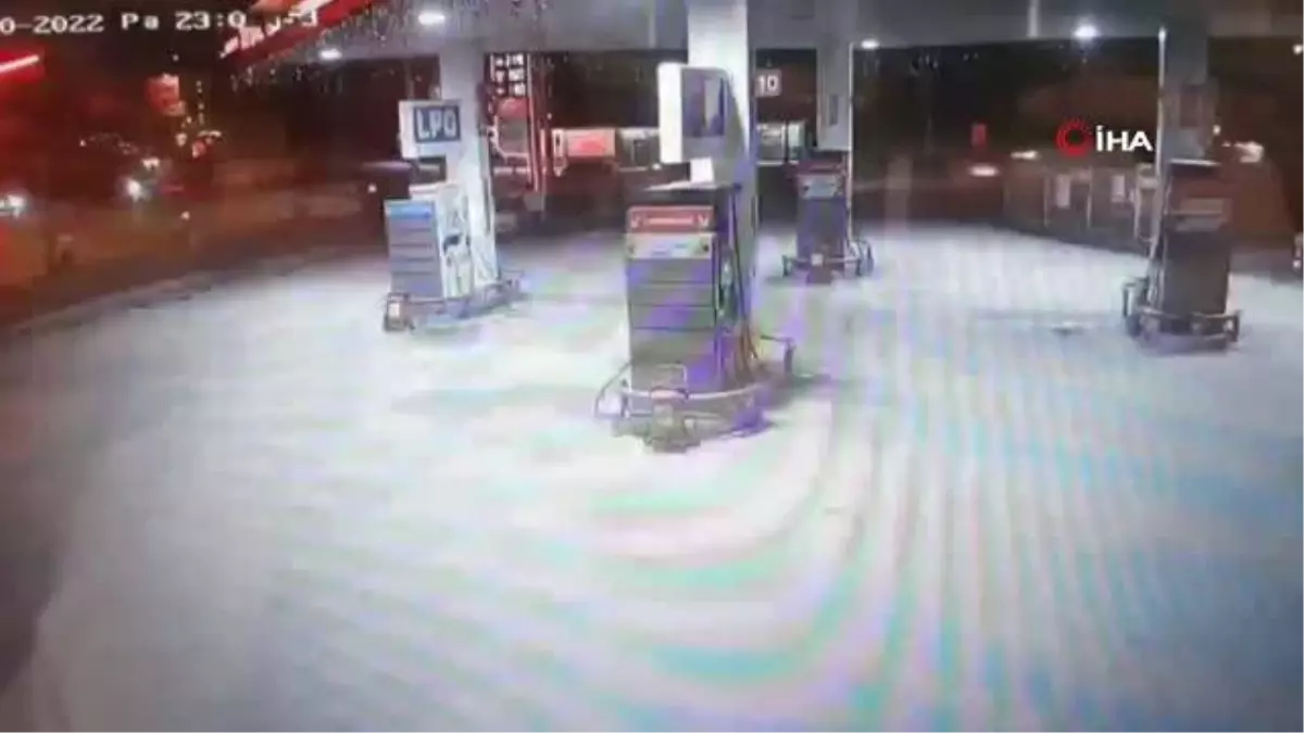 Kontrolden çıkan araç benzinliğe daldı, iki kişi yaralandı: O anlar kamerada