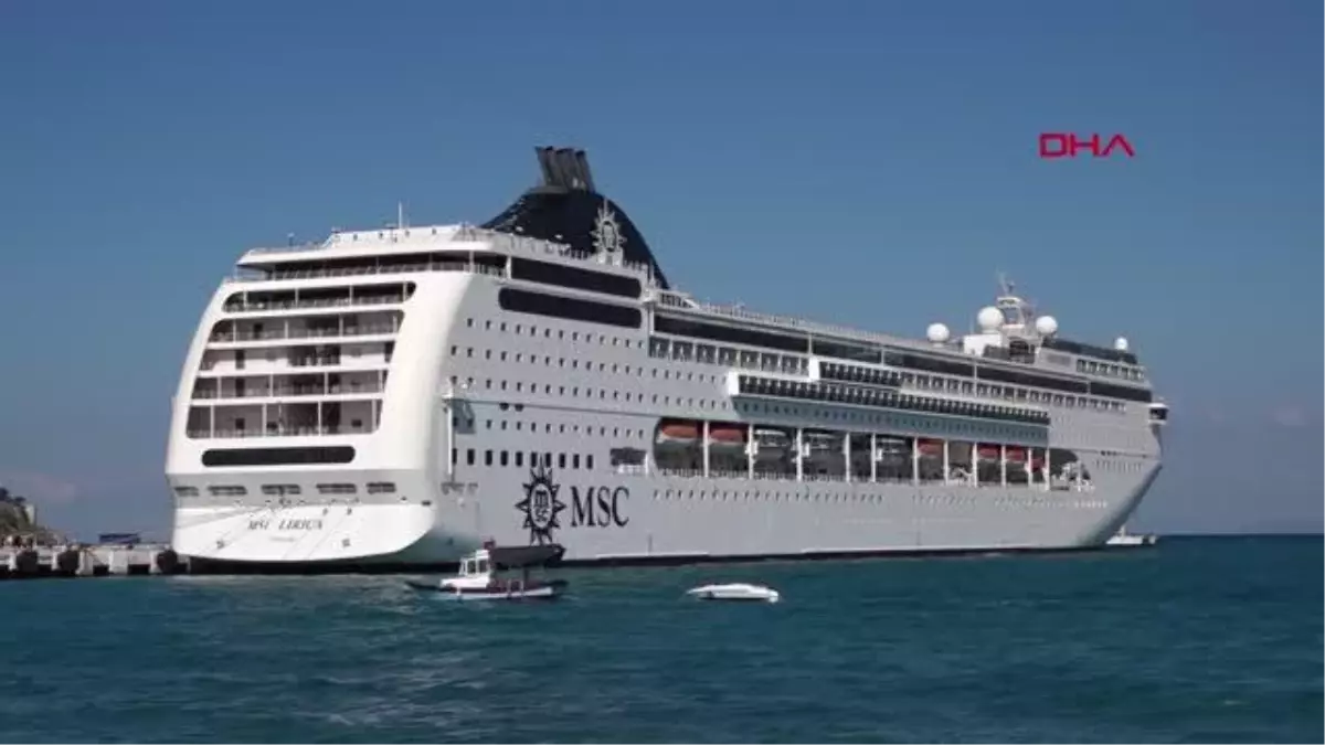 KUŞADASI\'NA DENİZDEN ABD\'Lİ VE İTALYAN 860 TURİST GELDİ