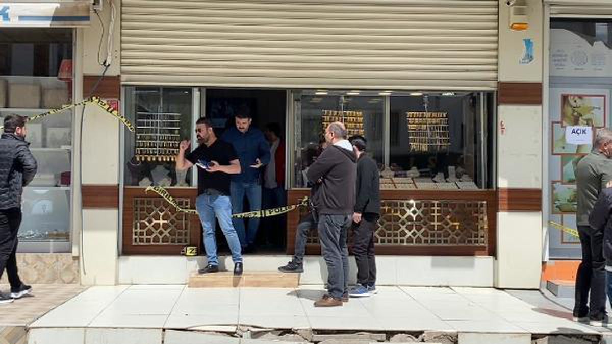 Kuyumcuya girip, iş yeri ortağını göğsünden vurdular