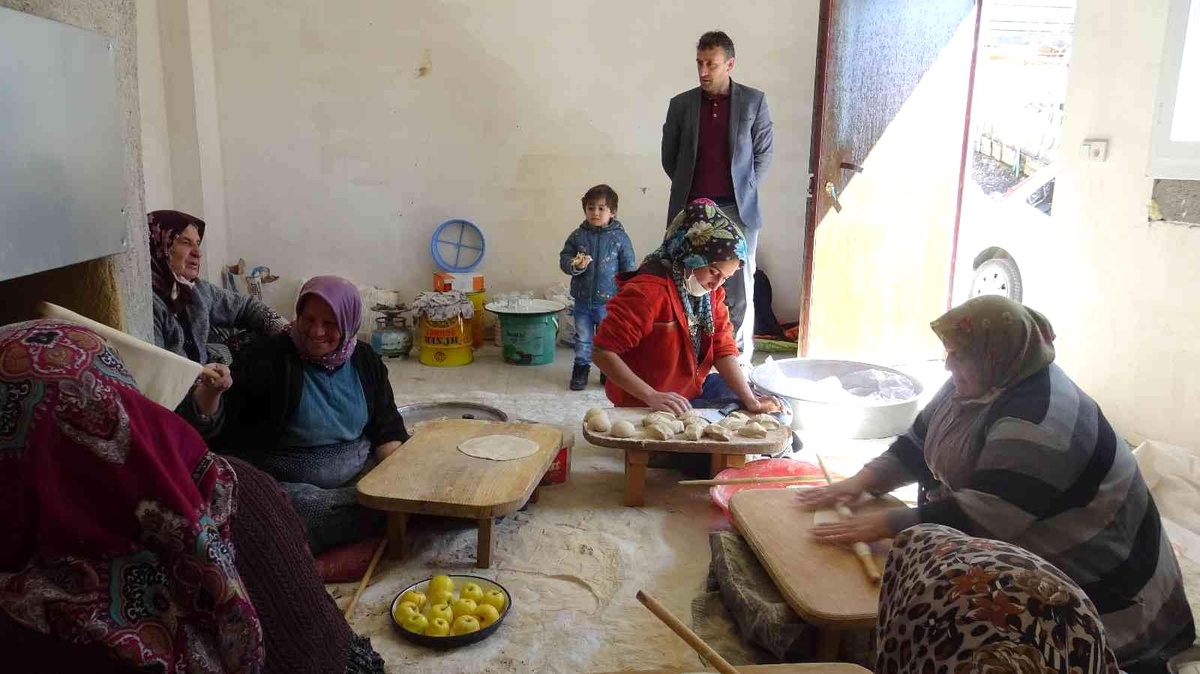 Muhtar, mahallelinin Ramazan hamurunu yoğurdu