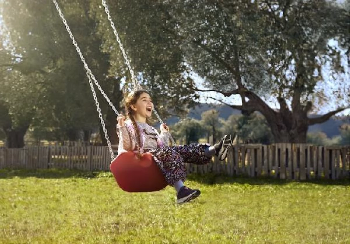 Plastik atıklar çocuklar için oyun parkına dönüştürülüyor