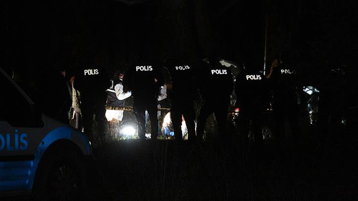 Antalya\'da polis memuru, ormanlık alanda otomobilinin içinde ölü bulundu!
