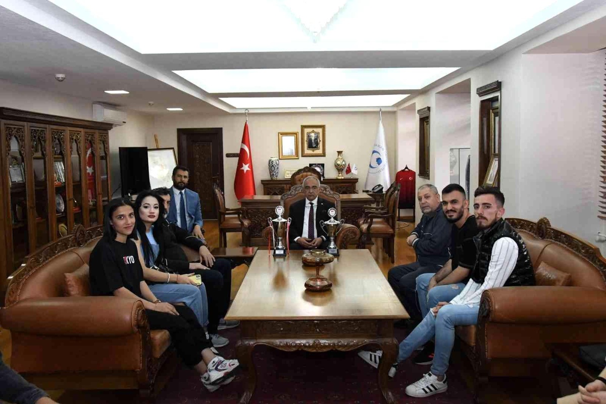 Şampiyon sporcular Rektör Turgut ile bir araya geldi