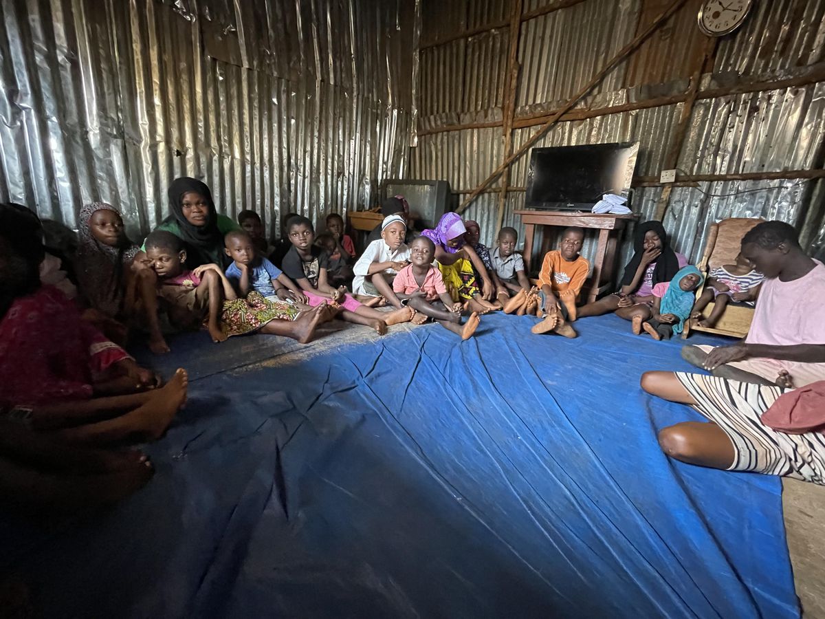 Sierra Leone\'deki sahipsiz engelli çocukların yüzünü Türk hayırseverler güldürdü
