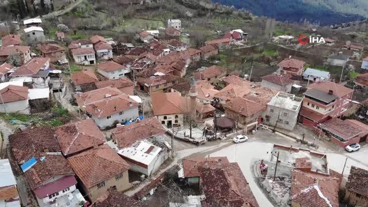 Tarihi köy camisinin içindeki süslemeler, görenleri hayran bırakıyor