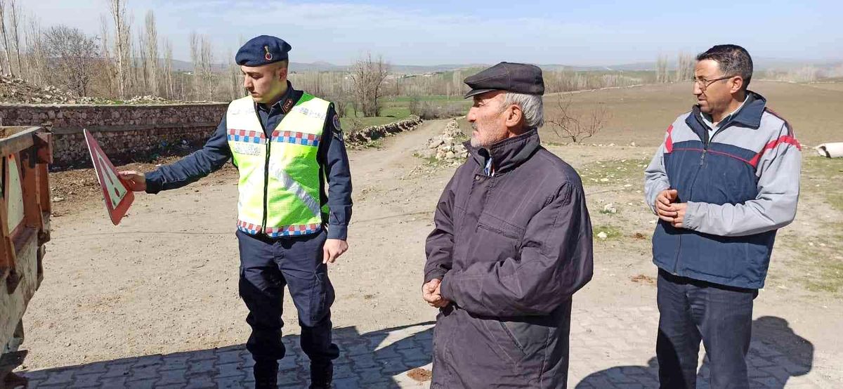 Traktör sürücülerine reflektör dağıtımı yapıldı