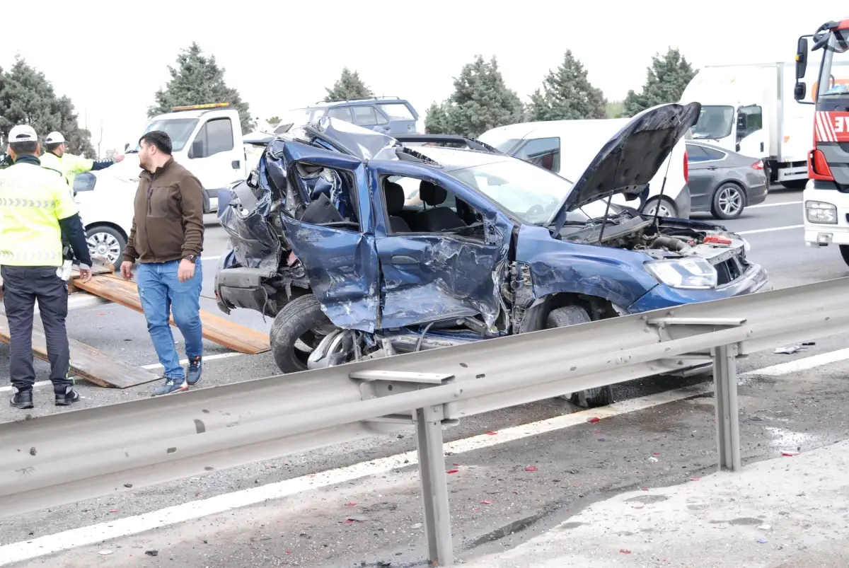 Son dakika haber... Tuzla\'da zincirleme kazada 4 kişi yaralandı