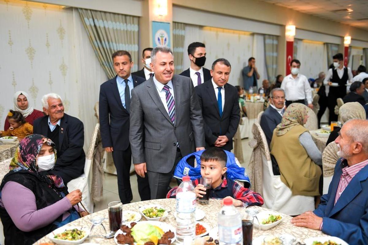 Son dakika haberleri... Vali Elban: "Şehitlerimize ve gazilerimize daima minnet ve şükran duyacağız"