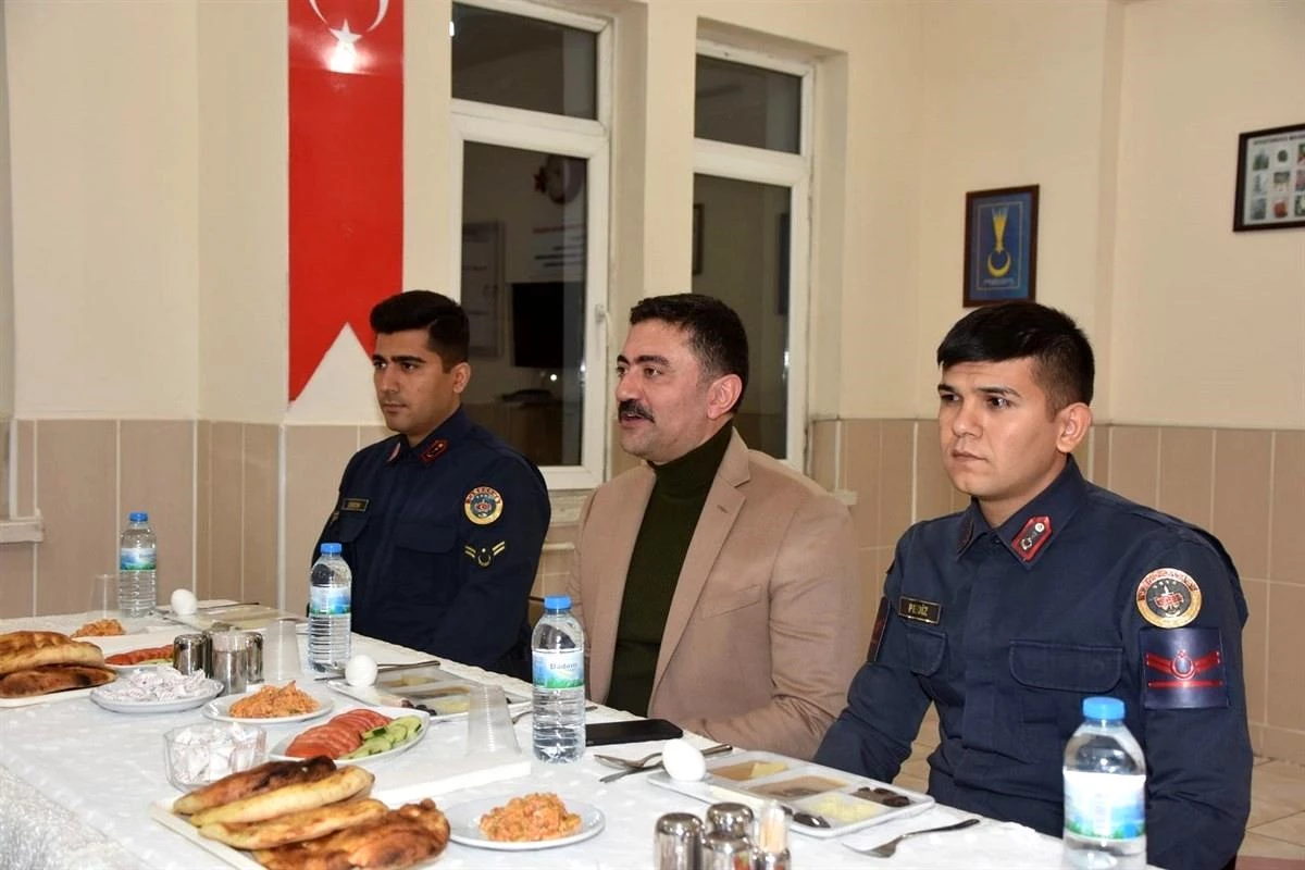 Son dakika haberi | Vali Tekbıyıkoğlu, jandarma personeliyle sahur yaptı