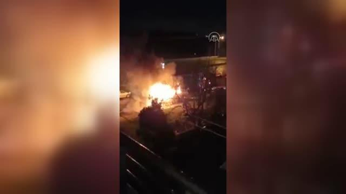 Yalova\'da hareket halindeki minibüs yandı