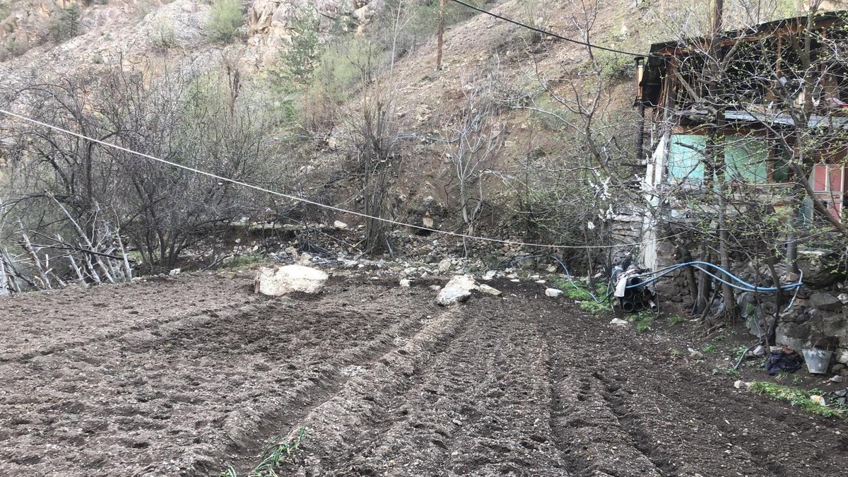 Yamaçtan kopan dev kayalar bir evin bahçesine düştü