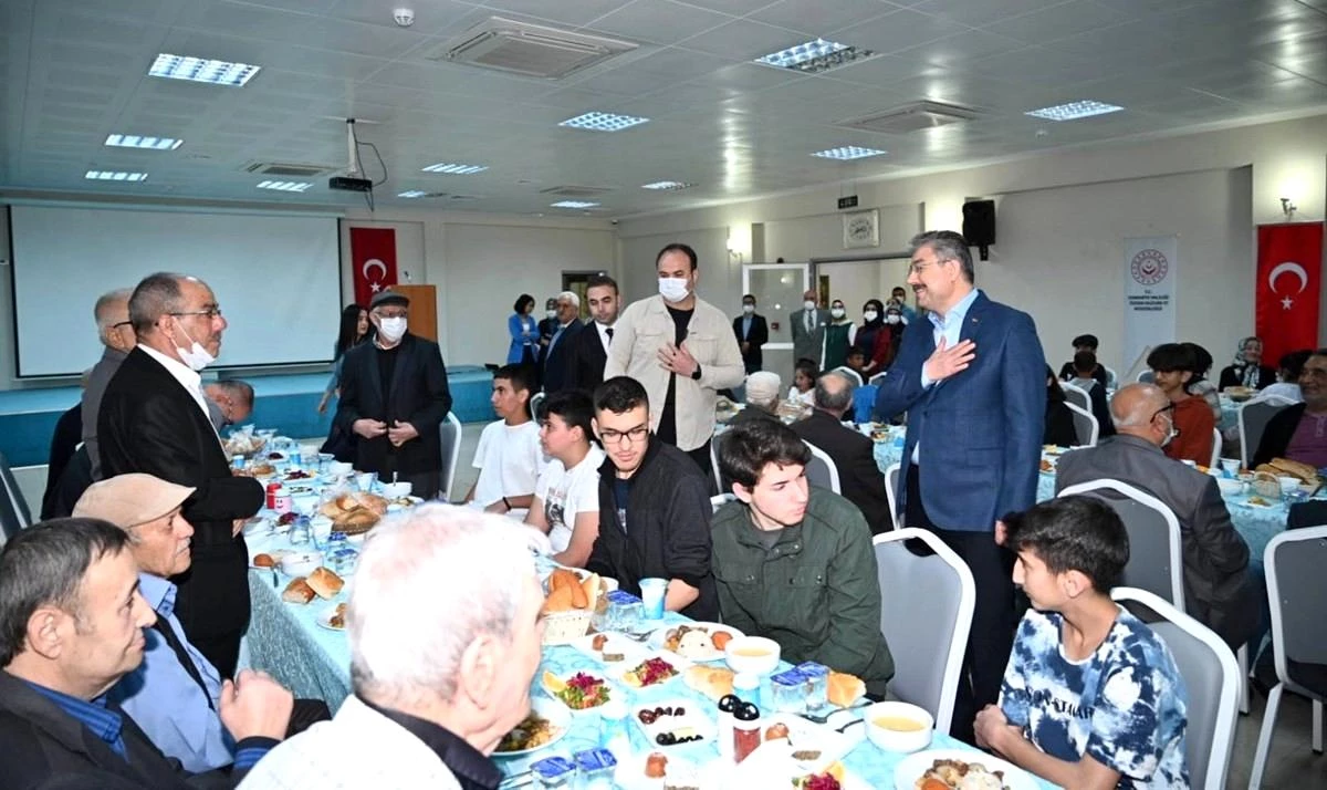 Yılmaz çifti, huzur evi sakinleri ile yetim çocukları iftarda ağırladı