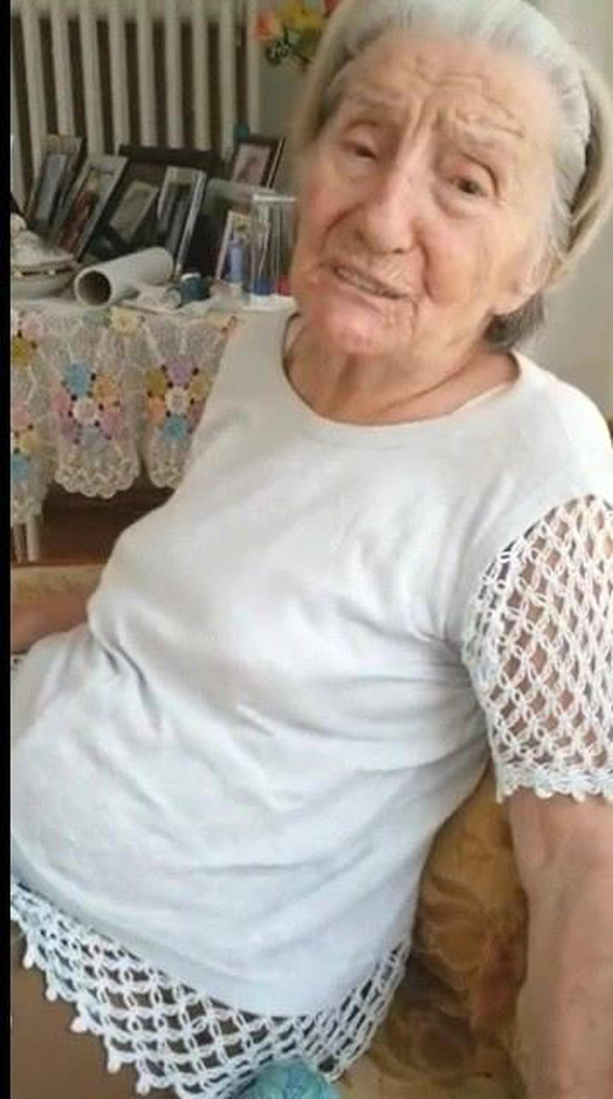 79 yıl önce yazdığı şiirini gözyaşları içerisinde okudu