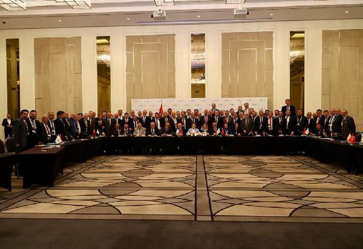 Akşener, partisinin il başkanları ve milletvekilleriyle iftarda bir araya geldi