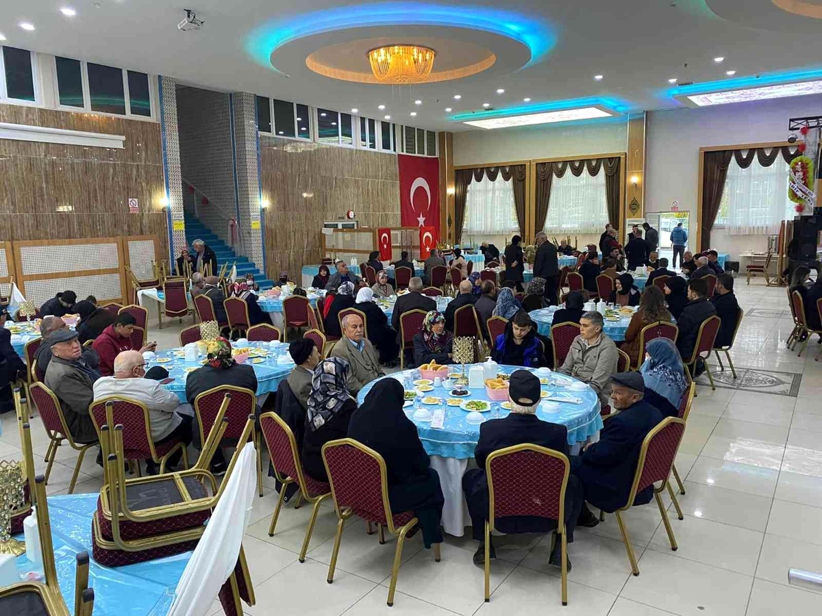 Altıntaş\'ta şehit aileleri ve gaziler için iftar yemeği
