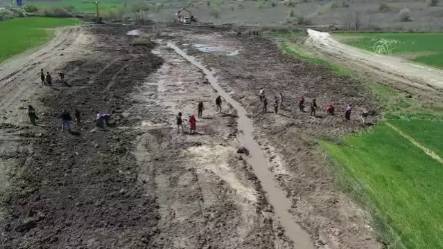 Asfalt şantiyesinden tarlalara akan zifti temizleme çalışması yarın tamamlanacak