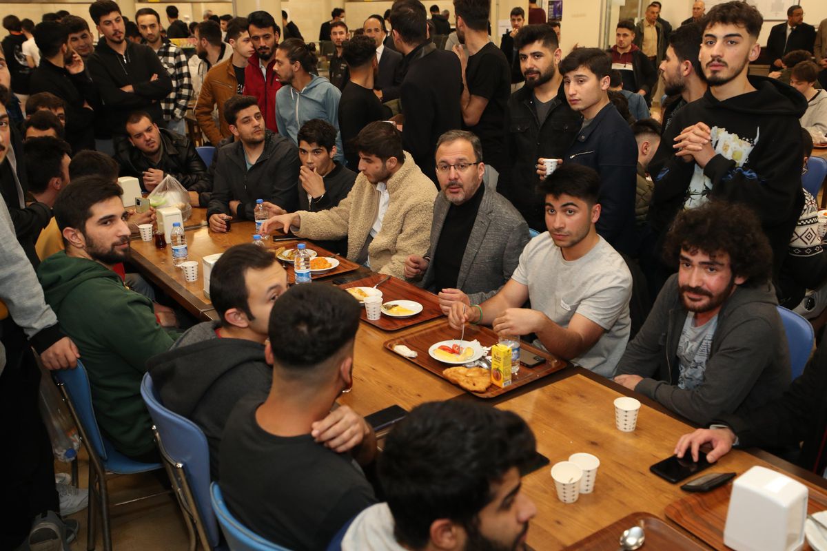 Bakan Kasapoğlu, İzmir\'deki KYK yurdunda öğrencilerle sahur yaptı