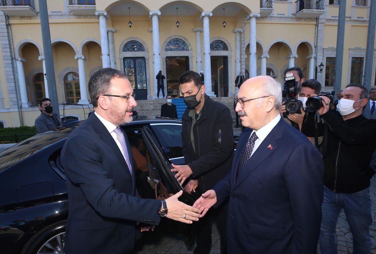 Bakan Kasapoğlu, İzmir\'deki üniversitelerin rektörleriyle bir araya geldi