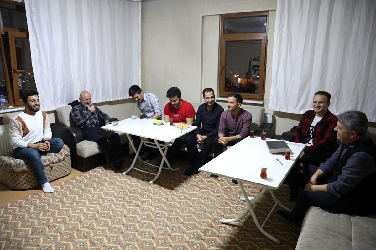 Başkan Çolakbayrakdar öğrenci evinde yağlama yaptı