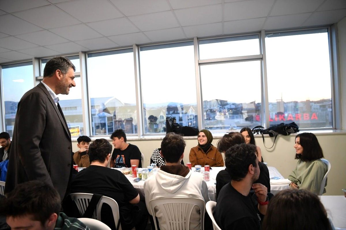 Başkan Kocaman, gençlerle iftarda bir araya geldi