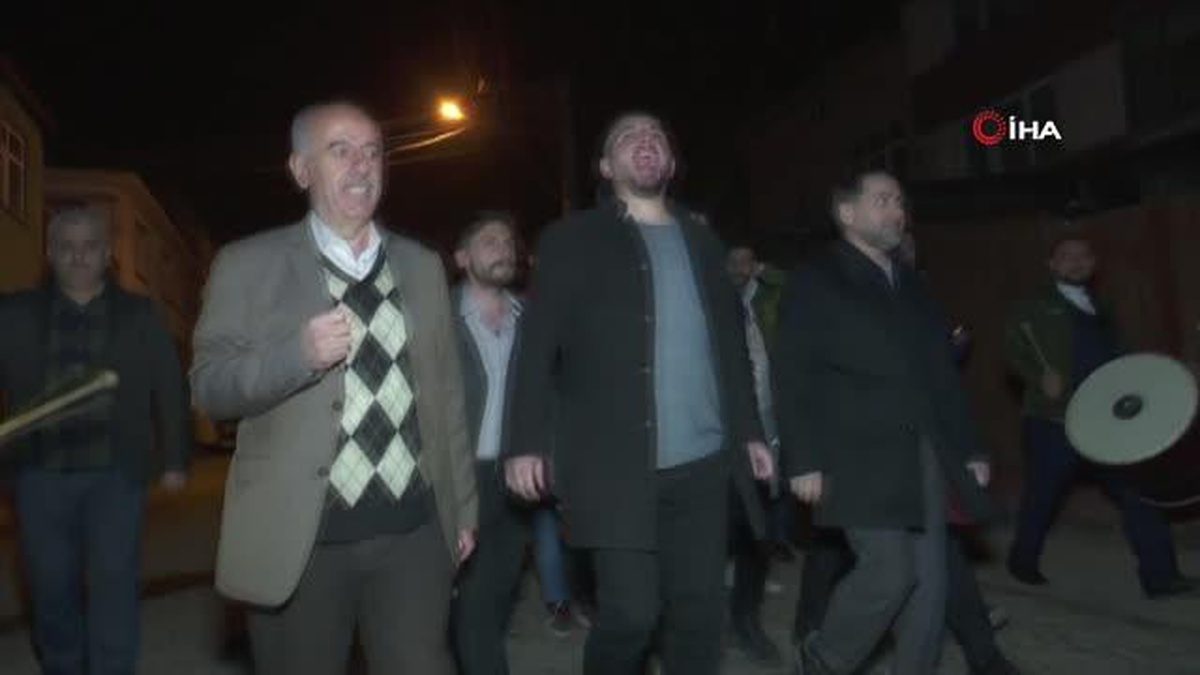 Başkan Uçar, Ramazan davulcularına eşlik etti, vatandaşlarla sahur yemeği yedi