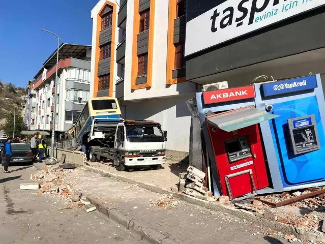 Başkent'te freni patlayan dolmuş ATM'lere daldı