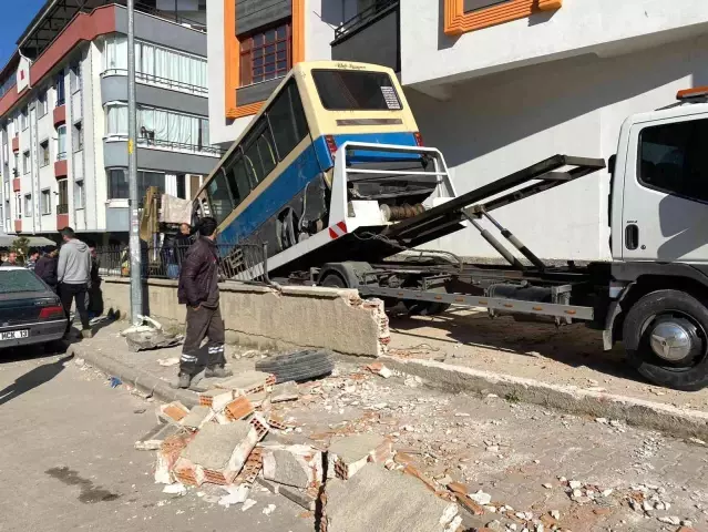 Başkent'te freni patlayan dolmuş ATM'lere daldı