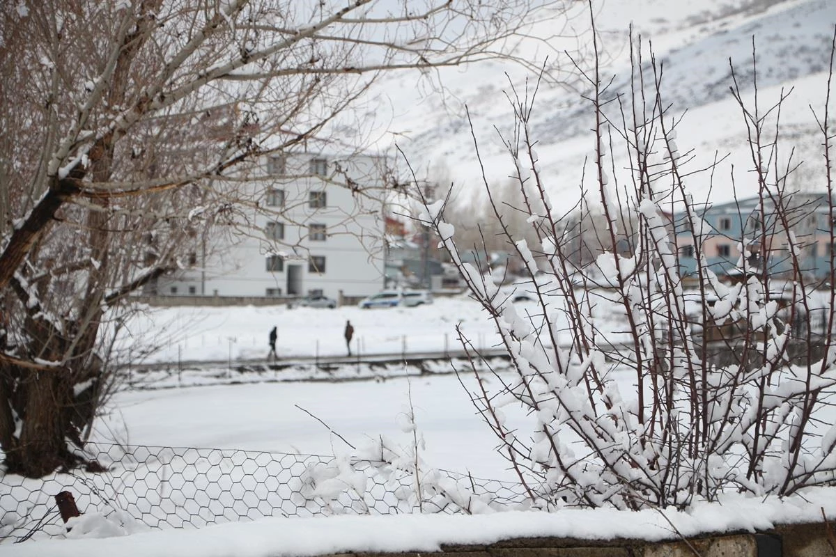 Karlıova\'da kar etkisini sürdürüyor