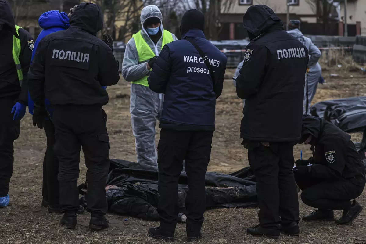 (DRONE) KİEV - Buça'da açılan ikinci toplu mezardan 8 sivilin cesedi çıkarıldı