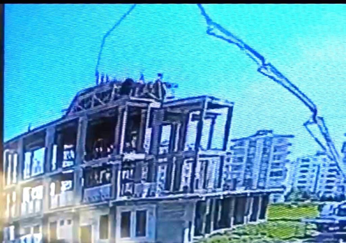 Cami kubbesinin çökme anı güvenlik kamerasına yansıdı